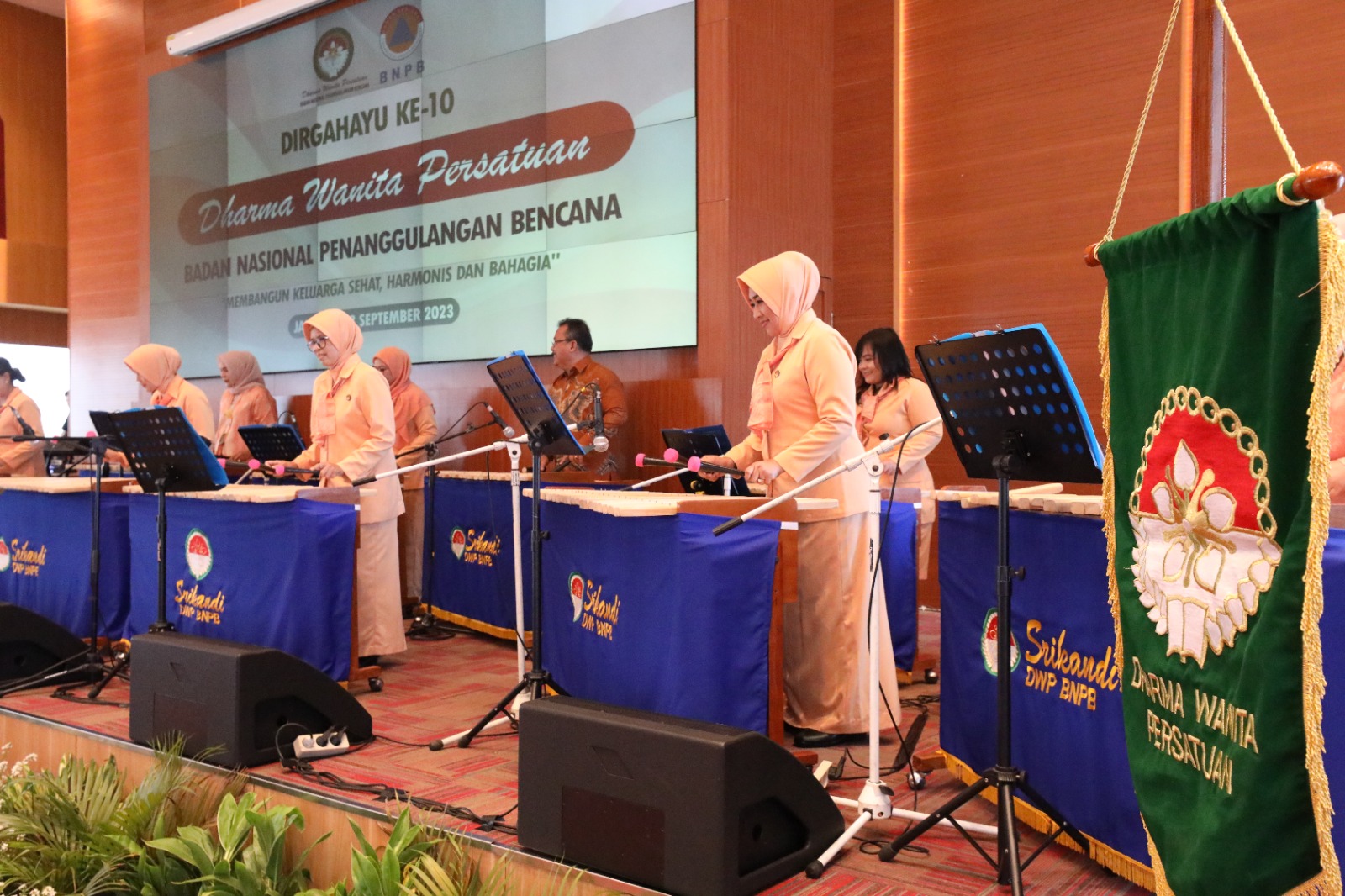 Srikandi Dharma Wanita Persatuan (DWP) BNPB saat memainkan alat musik Kolintang pada perayaan Hari Ulang Tahun DWP BNPB ke 10 di Aula Sutopo Purwo Nugroho, Graha BNPB, Jakarta pada Senin (18/9).